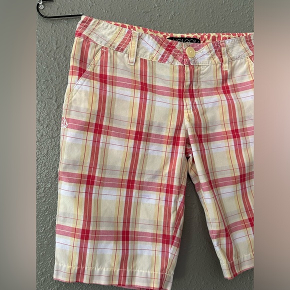 Women's Size 1 Volcom Pink and Yellow Plaid Bermuda Shorts - Picture 3 of 11